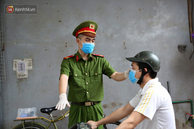H&agrave; Nội: C&ocirc;ng an phường Đ&ocirc;ng Ngạc lập nhiều chốt, kiểm tra th&acirc;n nhiệt tất cả người d&acirc;n v&agrave;o chợ để ph&ograve;ng chống COVID-19 - Ảnh 18.