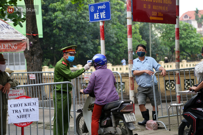 H&agrave; Nội: C&ocirc;ng an phường Đ&ocirc;ng Ngạc lập nhiều chốt, kiểm tra th&acirc;n nhiệt tất cả người d&acirc;n v&agrave;o chợ để ph&ograve;ng chống COVID-19 - Ảnh 6.