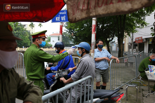H&agrave; Nội: C&ocirc;ng an phường Đ&ocirc;ng Ngạc lập nhiều chốt, kiểm tra th&acirc;n nhiệt tất cả người d&acirc;n v&agrave;o chợ để ph&ograve;ng chống COVID-19 - Ảnh 7.