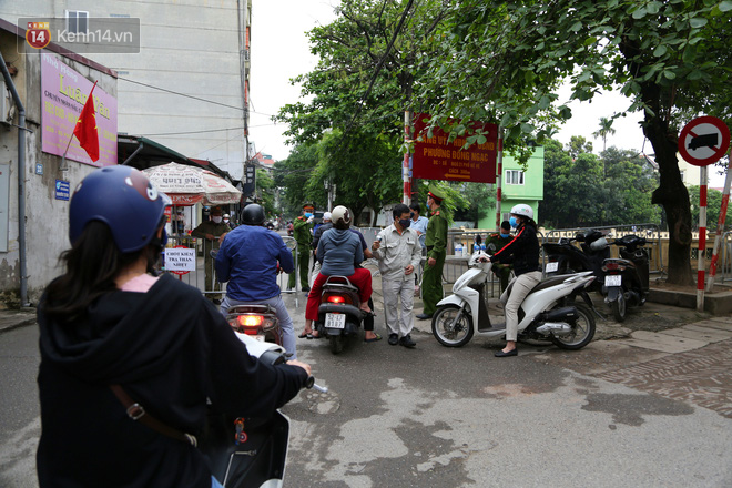 H&agrave; Nội: C&ocirc;ng an phường Đ&ocirc;ng Ngạc lập nhiều chốt, kiểm tra th&acirc;n nhiệt tất cả người d&acirc;n v&agrave;o chợ để ph&ograve;ng chống COVID-19 - Ảnh 5.