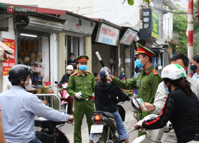 H&agrave; Nội: C&ocirc;ng an phường Đ&ocirc;ng Ngạc lập nhiều chốt, kiểm tra th&acirc;n nhiệt tất cả người d&acirc;n v&agrave;o chợ để ph&ograve;ng chống COVID-19 - Ảnh 3.