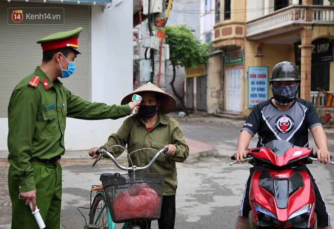 H&agrave; Nội: C&ocirc;ng an phường Đ&ocirc;ng Ngạc lập nhiều chốt, kiểm tra th&acirc;n nhiệt tất cả người d&acirc;n v&agrave;o chợ để ph&ograve;ng chống COVID-19 - Ảnh 8.