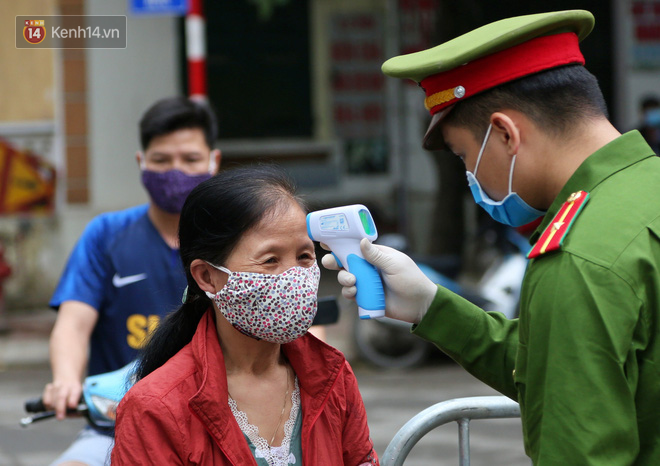 H&agrave; Nội: C&ocirc;ng an phường Đ&ocirc;ng Ngạc lập nhiều chốt, kiểm tra th&acirc;n nhiệt tất cả người d&acirc;n v&agrave;o chợ để ph&ograve;ng chống COVID-19 - Ảnh 16.