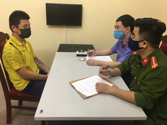 H&agrave; Nội: Đi dạo kh&ocirc;ng đeo khẩu trang c&ograve;n b&oacute;p cổ c&ocirc;ng an khi bị nhắc nhở - Ảnh 1.