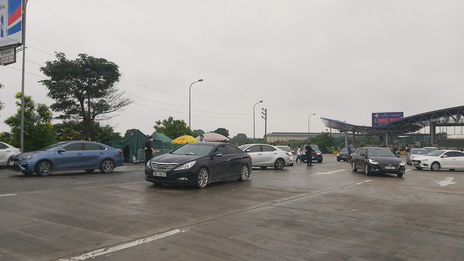 Hàng nghìn người đến chốt kiểm soát để vào thủ đô, trẻ nhỏ được mẹ cha bồng bế đi qua trạm - Ảnh 4.