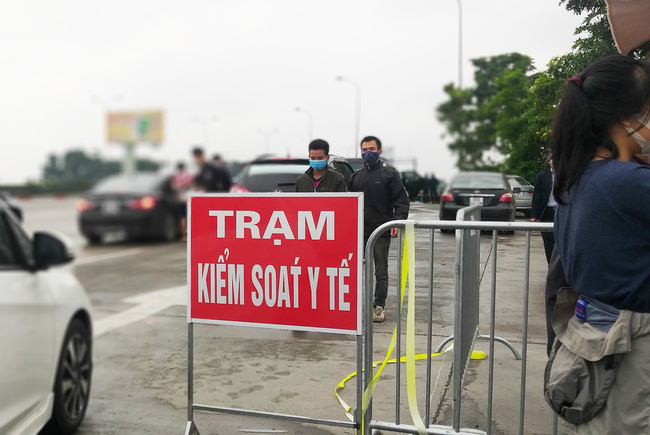 Hàng nghìn người đến chốt kiểm soát để vào thủ đô, trẻ nhỏ được mẹ cha bồng bế đi qua trạm - Ảnh 5.