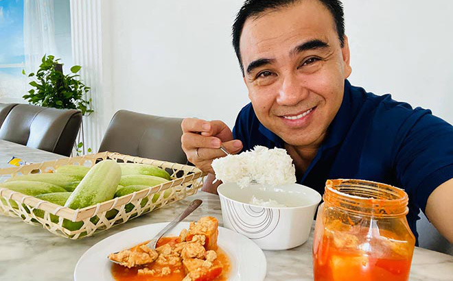 Hé lộ bữa ăn bất ngờ của MC giàu nhất Việt Nam Quyền Linh: Chỉ cơm nguội, dưa leo và chao nhưng vẫn khen nức nở - Ảnh 2.