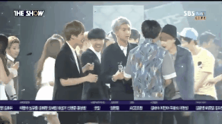 Fan quốc tế bồi hồi nhớ lại khoảnh khắc nhận c&uacute;p lần đầu ti&ecirc;n của BTS: C&aacute;c th&agrave;nh vi&ecirc;n kh&ocirc;ng tin v&agrave;o mắt m&igrave;nh, RM b&iacute; mật kh&oacute;c trong hậu trường - Ảnh 4.