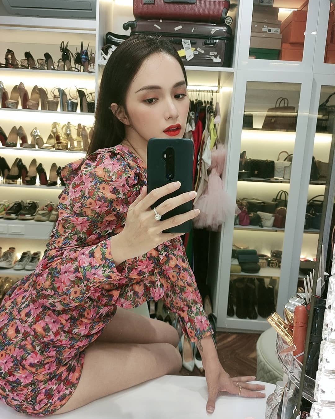 Gương kia ngự ở trên tường, có ai chụp OOTD được chuẩn như Hương Giang: Selfie một góc là thường, chụp đôi ba góc mới đáng trầm trồ - Ảnh 1.