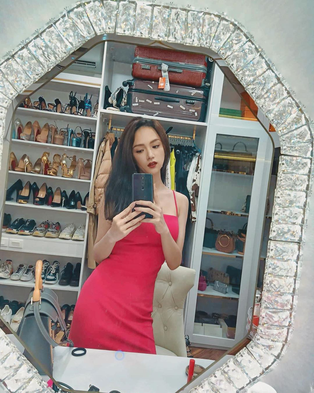 Gương kia ngự ở trên tường, có ai chụp OOTD được chuẩn như Hương Giang: Selfie một góc là thường, chụp đôi ba góc mới đáng trầm trồ - Ảnh 3.