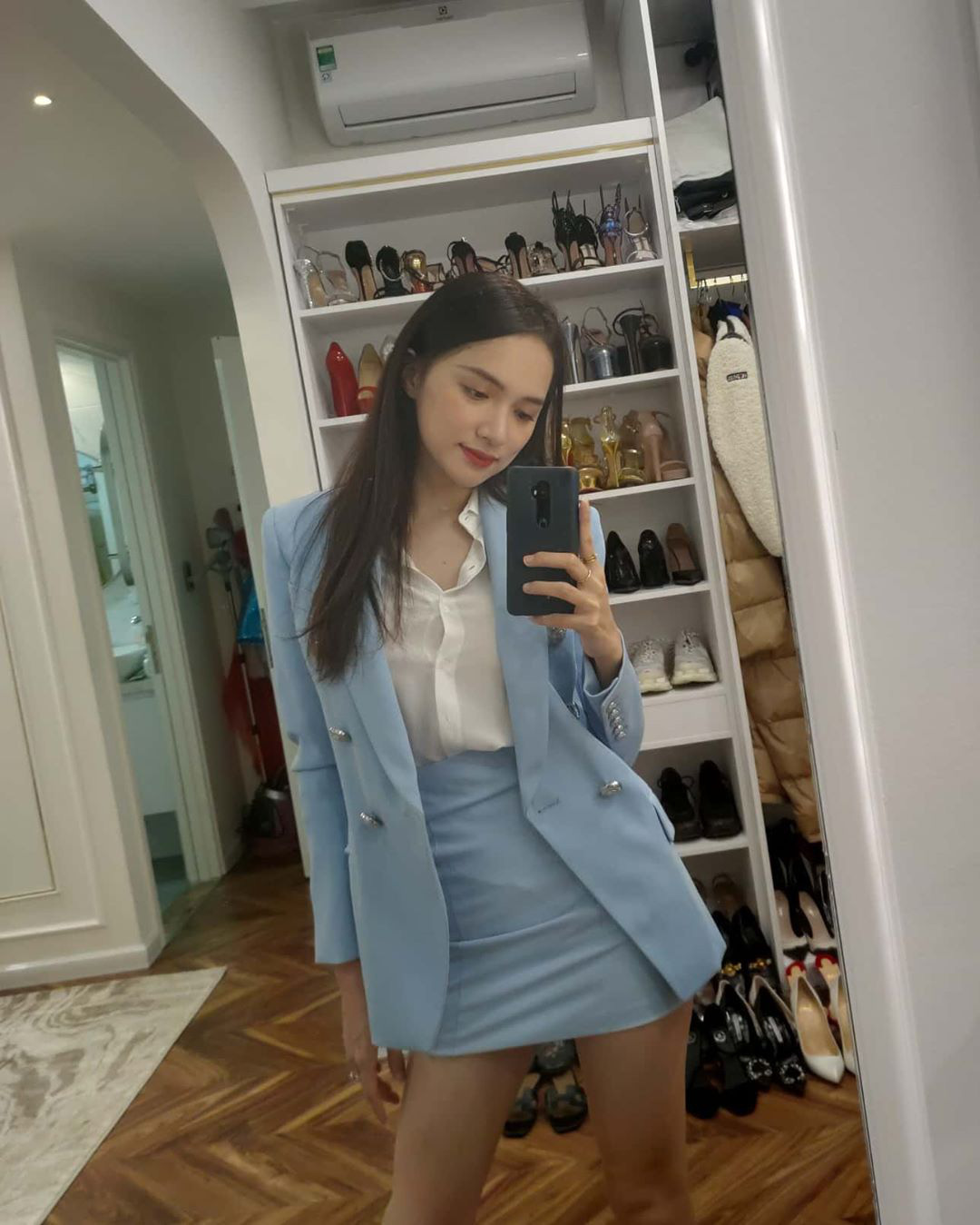 Gương kia ngự ở trên tường, có ai chụp OOTD được chuẩn như Hương Giang: Selfie một góc là thường, chụp đôi ba góc mới đáng trầm trồ - Ảnh 7.