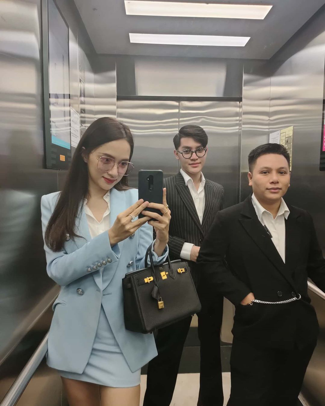 Gương kia ngự ở trên tường, có ai chụp OOTD được chuẩn như Hương Giang: Selfie một góc là thường, chụp đôi ba góc mới đáng trầm trồ - Ảnh 9.