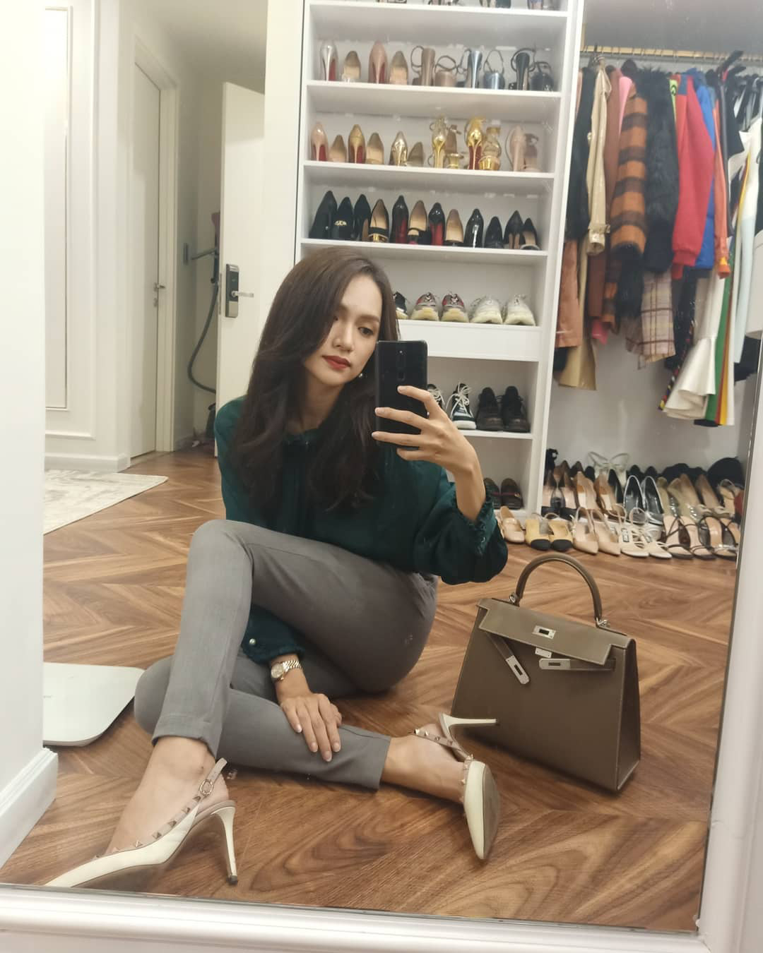 Gương kia ngự ở trên tường, có ai chụp OOTD được chuẩn như Hương Giang: Selfie một góc là thường, chụp đôi ba góc mới đáng trầm trồ - Ảnh 10.