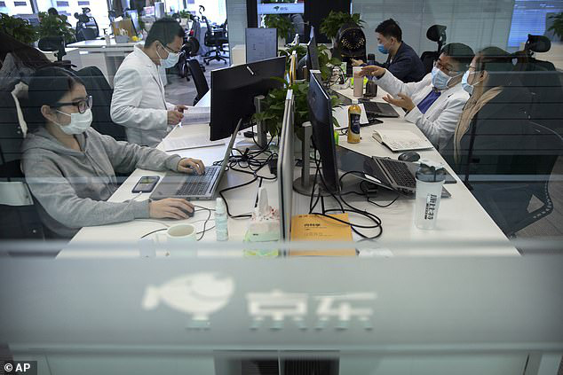 Chuyên gia Trung Quốc đề xuất cho nhân viên công sở ngồi cạnh người họ ghét để thực hiện giãn cách xã hội tốt hơn - Ảnh 2.