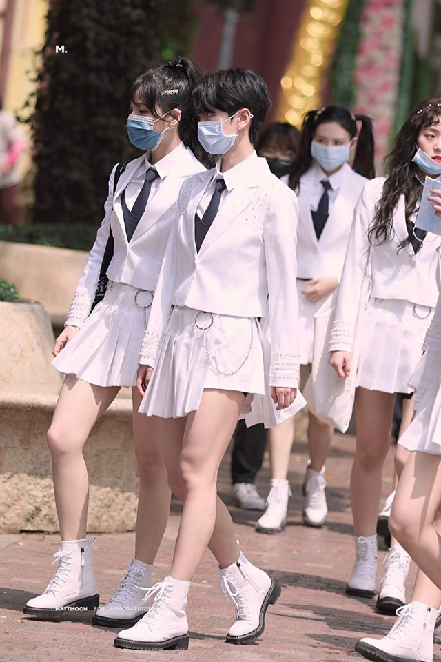 Diện v&aacute;y, đeo khẩu trang cũng kh&ocirc;ng l&agrave;m mất đi kh&iacute; chất của c&ocirc; n&agrave;ng đẹp trai nhất S&aacute;ng tạo doanh 2020! - Ảnh 8.