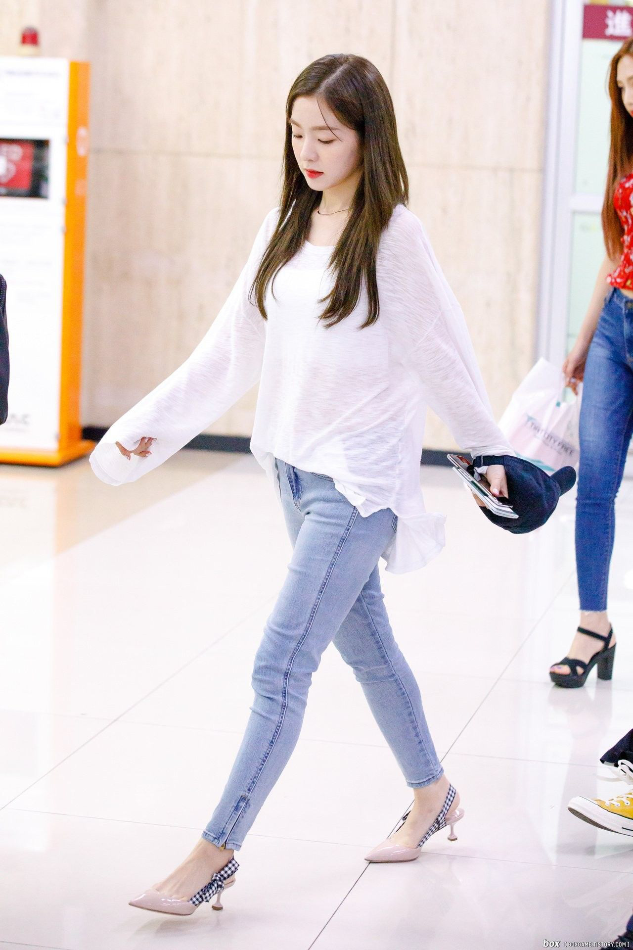 Chân ngắn có tiếng nhưng Irene (Red Velvet) không thiếu những lần hack chân thon dài hơn nhờ một mẫu giày tủ - Ảnh 4.