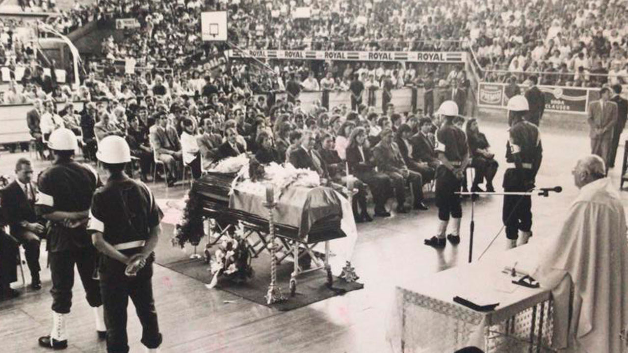 C&aacute;i kết bi thảm của cầu thủ phản lưới nh&agrave; tại World Cup: Hy vọng d&ugrave;ng b&oacute;ng đ&aacute; chấm dứt bạo lực, cuối c&ugrave;ng bị bắn chết bởi 6 ph&aacute;t đạn - Ảnh 1.