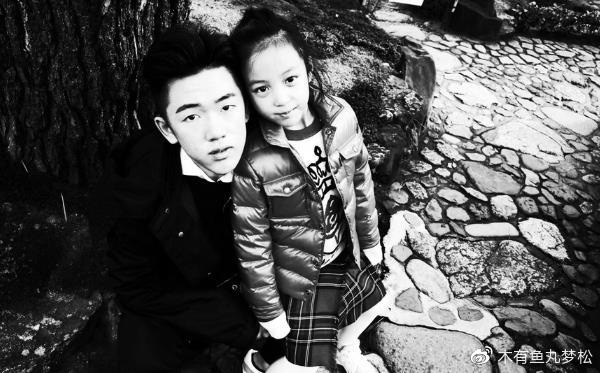 Cậu con trai &iacute;t ai biết của Triệu Vy chia sẻ 1 tấm ảnh, nhan sắc v&agrave; mối quan hệ với em g&aacute;i c&ugrave;ng cha kh&aacute;c mẹ được tiết lộ - Ảnh 2.