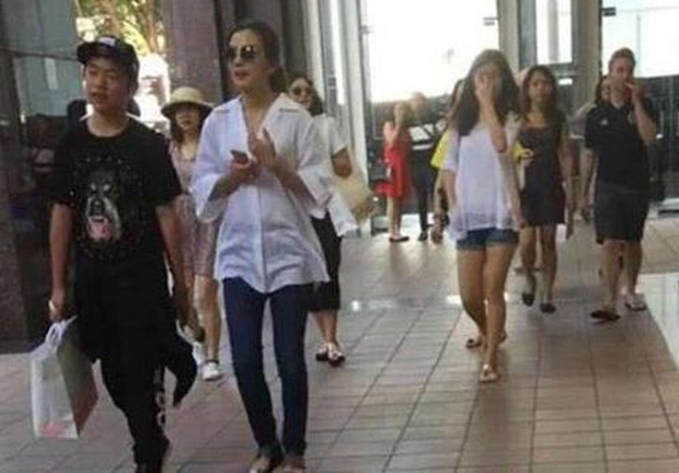 Cậu con trai &iacute;t ai biết của Triệu Vy chia sẻ 1 tấm ảnh, nhan sắc v&agrave; mối quan hệ với em g&aacute;i c&ugrave;ng cha kh&aacute;c mẹ được tiết lộ - Ảnh 3.