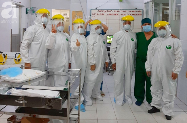 Tây Ninh: Gần 10 bác sĩ mặc đồ bảo hộ cứu nữ bệnh nhân vỡ thai ngoài tử cung khi đang cách ly tập trung - Ảnh 2.
