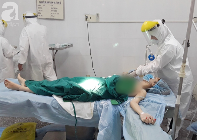 Tây Ninh: Gần 10 bác sĩ mặc đồ bảo hộ cứu nữ bệnh nhân vỡ thai ngoài tử cung khi đang cách ly tập trung - Ảnh 3.