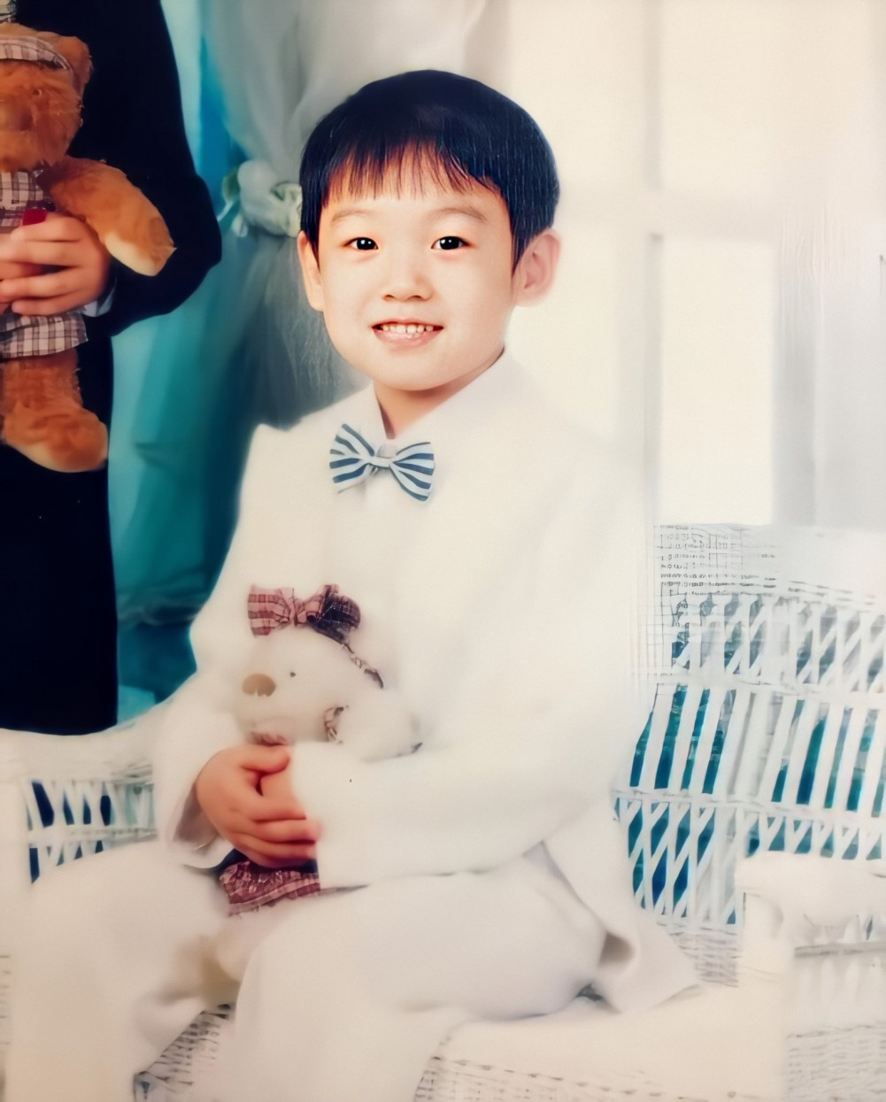 Phục chế ảnh hồi bé của em út vàng Jungkook (BTS), chị em thi nhau bấn loạn: Đúng là người đàn ông đẹp nhất thế giới! - Ảnh 8. Phục chế ảnh hồi bé của em út vàng Jungkook (BTS), chị em thi nhau bấn loạn: Đúng là người đàn ông đẹp nhất thế giới! - Ảnh 8.