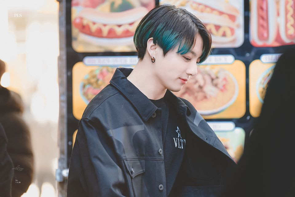 Phục chế ảnh hồi bé của em út vàng Jungkook (BTS), chị em thi nhau bấn loạn: Đúng là người đàn ông đẹp nhất thế giới! - Ảnh 13. Phục chế ảnh hồi bé của em út vàng Jungkook (BTS), chị em thi nhau bấn loạn: Đúng là người đàn ông đẹp nhất thế giới! - Ảnh 13.