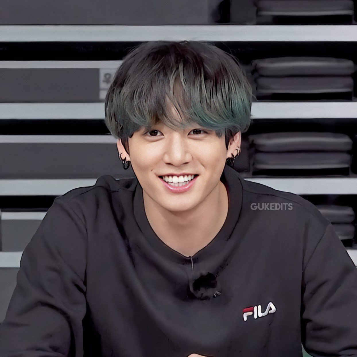 Phục chế ảnh hồi bé của em út vàng Jungkook (BTS), chị em thi nhau bấn loạn: Đúng là người đàn ông đẹp nhất thế giới! - Ảnh 9. Phục chế ảnh hồi bé của em út vàng Jungkook (BTS), chị em thi nhau bấn loạn: Đúng là người đàn ông đẹp nhất thế giới! - Ảnh 9.