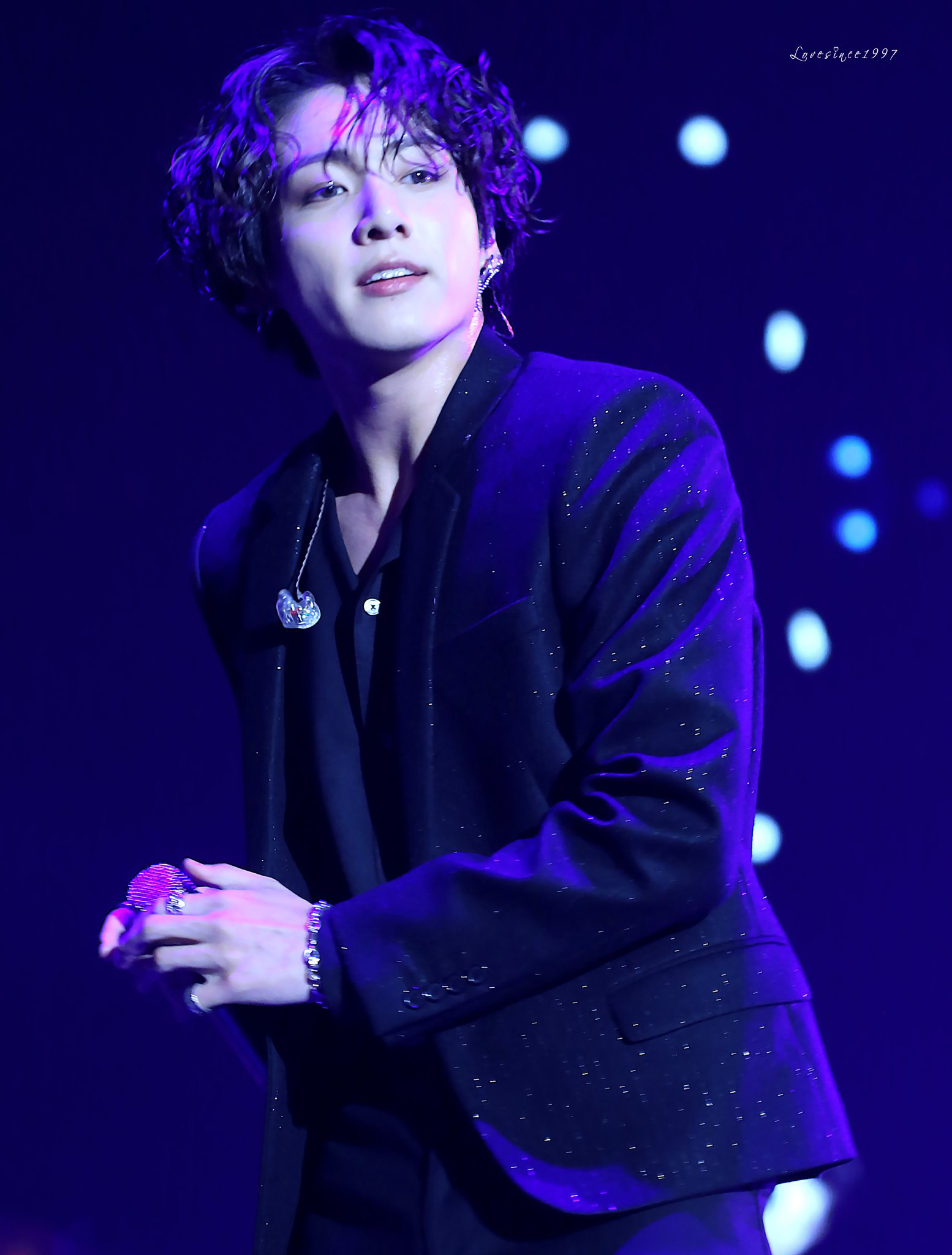 Phục chế ảnh hồi bé của em út vàng Jungkook (BTS), chị em thi nhau bấn loạn: Đúng là người đàn ông đẹp nhất thế giới! - Ảnh 12. Phục chế ảnh hồi bé của em út vàng Jungkook (BTS), chị em thi nhau bấn loạn: Đúng là người đàn ông đẹp nhất thế giới! - Ảnh 12.