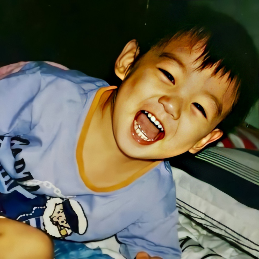 Phục chế ảnh hồi bé của em út vàng Jungkook (BTS), chị em thi nhau bấn loạn: Đúng là người đàn ông đẹp nhất thế giới! - Ảnh 2. Phục chế ảnh hồi bé của em út vàng Jungkook (BTS), chị em thi nhau bấn loạn: Đúng là người đàn ông đẹp nhất thế giới! - Ảnh 2.