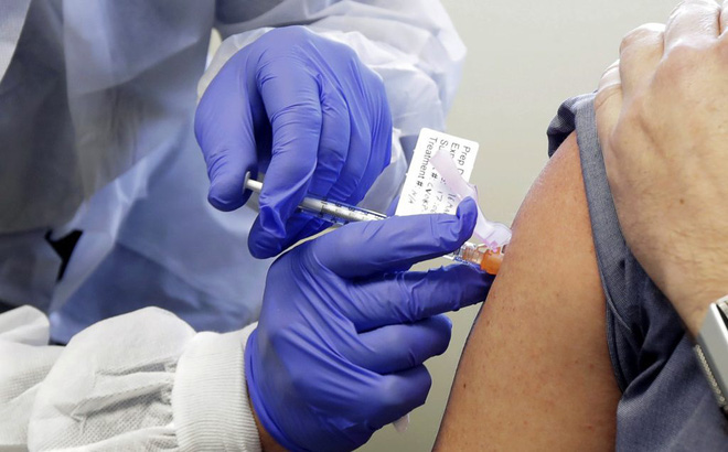 Chuy&ecirc;n gia h&agrave;ng đầu của WHO cảnh b&aacute;o: Kh&ocirc;ng n&ecirc;n qu&aacute; tr&ocirc;ng đợi v&agrave;o vaccine ngừa COVID-19 - Ảnh 1.