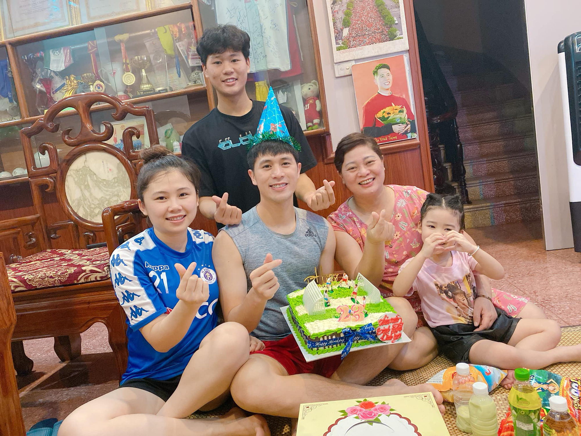 Tin tức Sao Việt ngày 148 NSND Lan Hương hạnh phúc khi được fan tổ chức sinh  nhật sớm