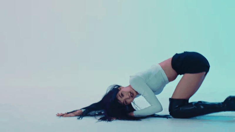 Lisa l&ecirc;n s&agrave;n l&agrave; c&acirc;n trọn mọi concept: Từ cool ngầu như so&aacute;i tỷ, cute ph&ocirc;-mai-que cho tới sexy bỏng mắt cũng đều khiến người xem ngả rạp - Ảnh 13.