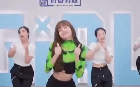 Lisa l&ecirc;n s&agrave;n l&agrave; c&acirc;n trọn mọi concept: Từ cool ngầu như so&aacute;i tỷ, cute ph&ocirc;-mai-que cho tới sexy bỏng mắt cũng đều khiến người xem ngả rạp - Ảnh 9.