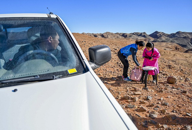 Lái xe khắp hoang mạc tìm Wi-Fi cho con gái học online trong ngày dịch Covid-19: Vì con, cha mẹ sẽ làm tất cả! - Ảnh 2.