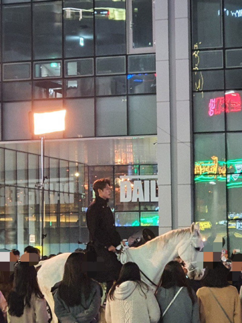Quân vương Lee Min Ho ở hậu trường gây nổ Dispatch: Cưỡi ngựa náo loạn khu phố ở Busan, ảnh chụp vội hé lộ nhan sắc thật - Ảnh 3.
