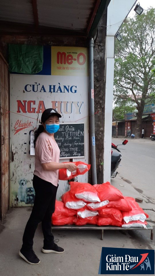 Gặp người chủ trọ ở Hà Nội tặng gạo, nước mắm cho khách thuê mùa dịch Covid -19 - Ảnh 1.