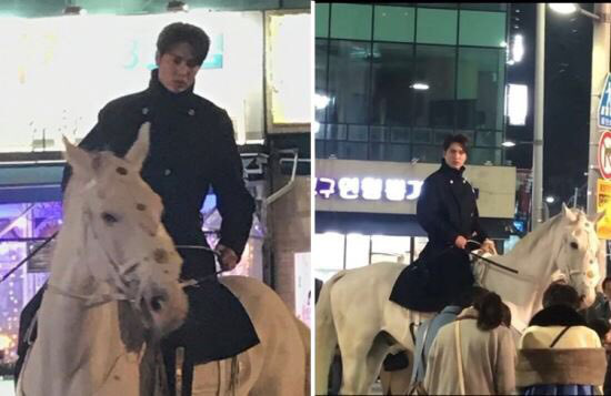 Lộ clip anh Kim Phân cưỡi ngựa giữa phố: Lần này  Quân Vương Bất Diệt Lee Min Ho của các bé nhún điêu luyện hơn rồi nhé! - Ảnh 1.