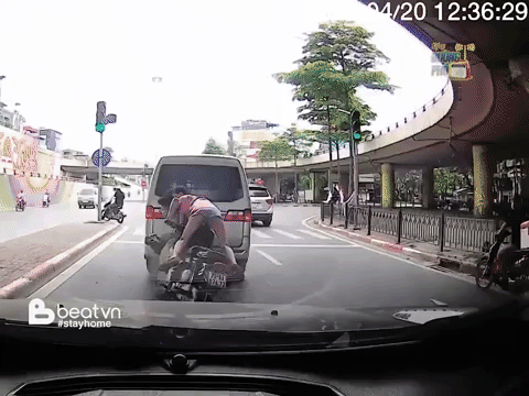 Clip: Đầu trần ph&oacute;ng xe kh&ocirc;ng ch&uacute; &yacute; quan s&aacute;t, thanh ni&ecirc;n chở bạn g&aacute;i ng&atilde; s&otilde;ng so&agrave;i tr&ecirc;n đường - Ảnh 2.