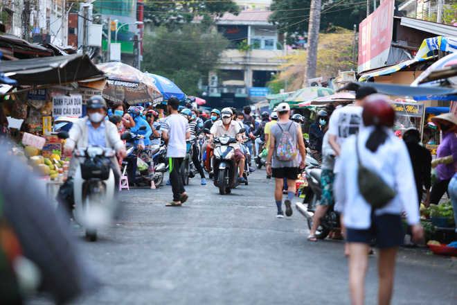 TP.HCM qua 17 ngày không có ca nhiễm Covid-19 mới: Thách thức, cũng là cơ hội để gần dân, sát dân, hiểu người dân hơn - Ảnh 12.