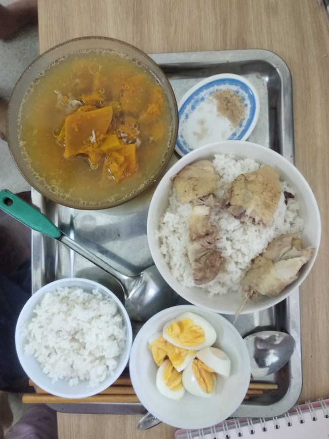 Khoe m&acirc;m cơm chỉ với thịt v&agrave; rau luộc nhưng c&ocirc; g&aacute;i khẳng định l&agrave; bữa cơm ngon nhất t&ocirc;i từng ăn v&igrave; c&acirc;u chuyện bất ngờ cất giấu bao năm - Ảnh 3.