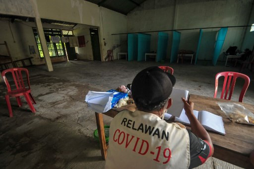 Chính quyền Indonesia trừng phạt người vi phạm lệnh phong tỏa giữa dịch Covid-19 bằng cách nhốt họ trong nhà ma ám - Ảnh 1.