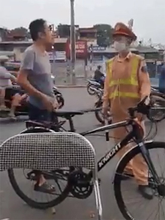 Xử phạt người đàn ông tự nhận là bác sĩ, ra đường không đeo khẩu trang - Ảnh 1.