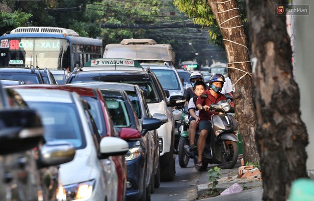 TP.HCM: Tiếp tục ngưng xe buýt, xe khách, taxi, xe hợp đồng và xe dưới 9 chỗ ứng dụng công nghệ cho đến khi có thông báo mới - Ảnh 1.