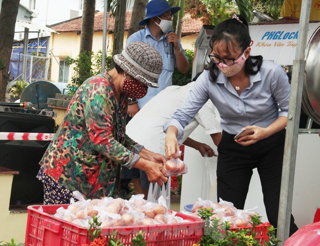 ATM gạo miễn phí ở Bình Dương: Ai nhận đều phát, ăn hết lại đến lấy - Ảnh 5.