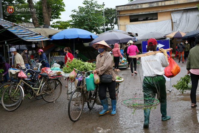 Người dân Hà Nội hồ hởi đi chợ trong ngày đầu nới lỏng giãn cách xã hội, tất cả đều đeo khẩu trang hoặc kính chắn giọt bắn để phòng dịch Covid-19 - Ảnh 15.