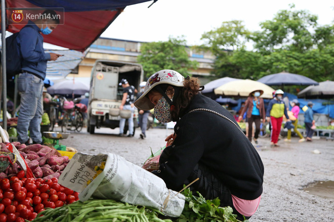 Người dân Hà Nội hồ hởi đi chợ trong ngày đầu nới lỏng giãn cách xã hội, tất cả đều đeo khẩu trang hoặc kính chắn giọt bắn để phòng dịch Covid-19 - Ảnh 9.