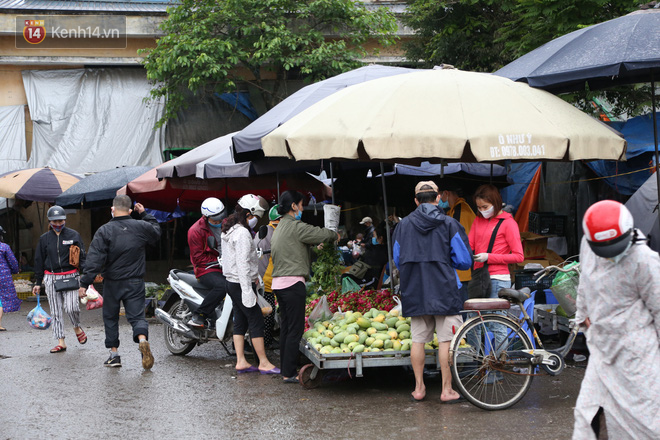 Người dân Hà Nội hồ hởi đi chợ trong ngày đầu nới lỏng giãn cách xã hội, tất cả đều đeo khẩu trang hoặc kính chắn giọt bắn để phòng dịch Covid-19 - Ảnh 7.