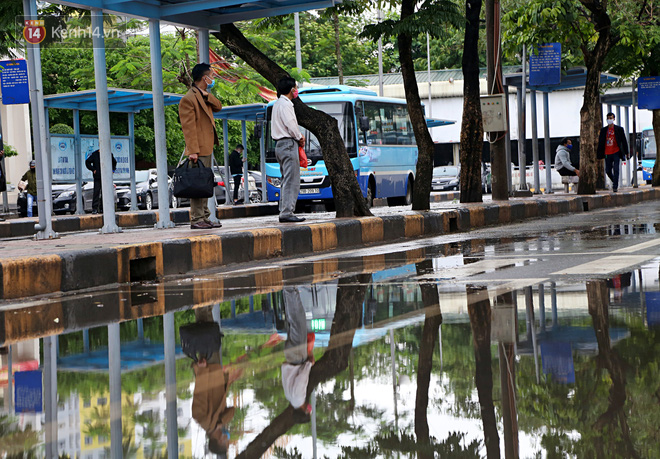 T&agrave;i xế xe &ocirc;m, taxi trong ng&agrave;y đầu nới lỏng gi&atilde;n c&aacute;ch x&atilde; hội tại H&agrave; Nội: H&agrave;o hứng đi l&agrave;m lại nhưng chờ từ s&aacute;ng đến trưa chẳng c&oacute; kh&aacute;ch n&agrave;o - Ảnh 3.