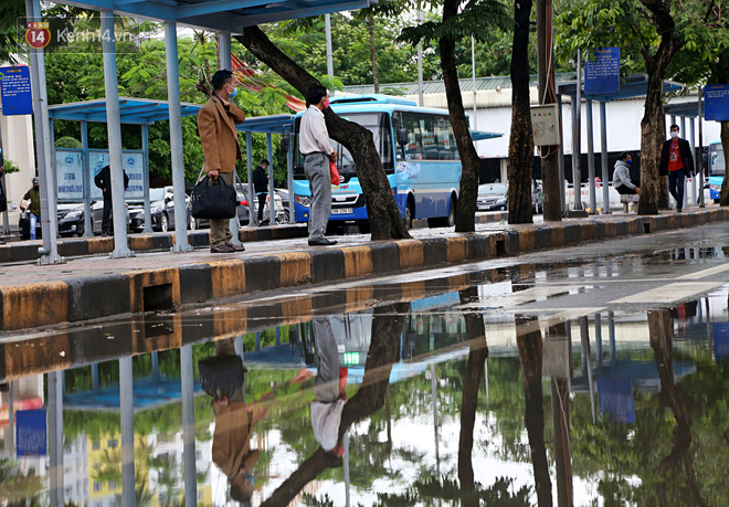 Tài xế xe ôm, taxi trong ngày đầu nới lỏng giãn cách xã hội tại Hà Nội: Hào hứng đi làm lại nhưng chờ từ sáng đến trưa chẳng có khách nào - Ảnh 3.